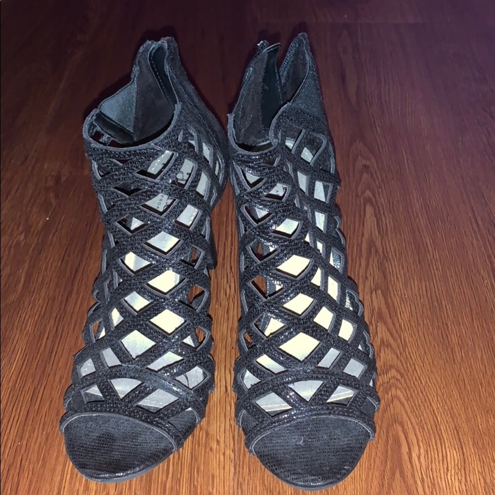 Crossy black heels